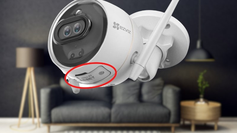 Nhấn và giữ nút reset 15–20 giây để đưa camera EZVIZ về mặc định trước khi cấu hình lại WiFi