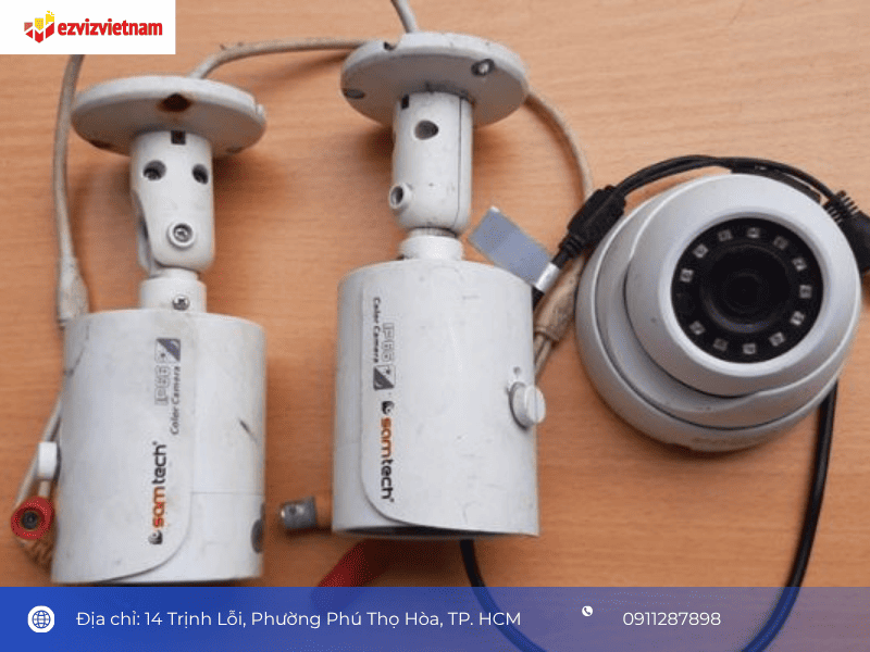 Kiểm tra lưu trữ và phụ kiện: Phần dễ bị bỏ qua khi so giá camera cũ