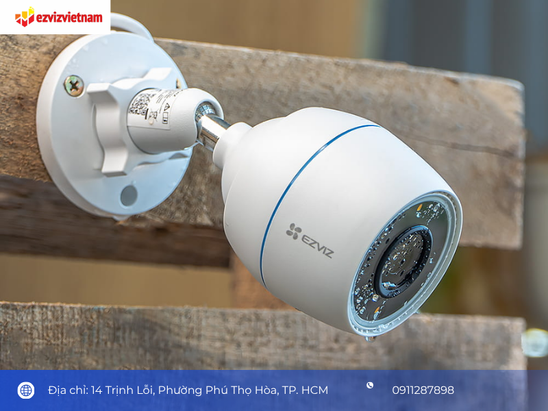 Một camera ngoài trời phải giữ được hình ảnh trong điều kiện nào?